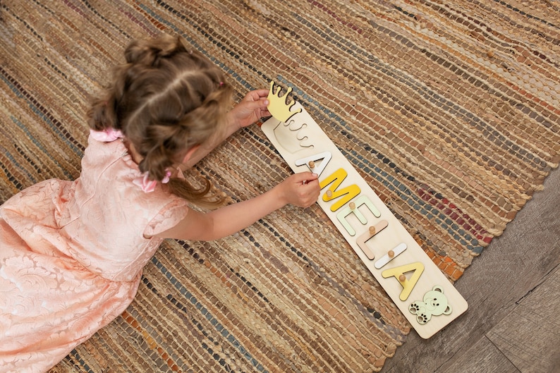 Namenspuzzle aus Holz, Namenspuzzle, Holzspielzeug, Puzzle mit Stiften, benutzerdefiniertes Kleinkindspielzeug, Montessori-Spielzeug, Namenspuzzle, personalisiertes Geschenk Bild 2