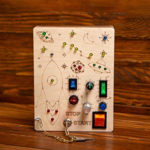 Tableau occupé pour tout-petit avec lumières et interrupteurs – Jouet sensoriel Montessori en bois pour la motricité fine