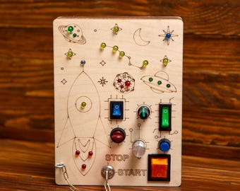 Painel sensorial infantil com luzes e interruptores – Brinquedo de madeira Montessori para o desenvolvimento da coordenação motora fina.