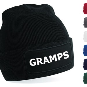Puede incluir: Gorro de punto negro con un parche blanco que dice "GRAMPS". El gorro se muestra en varios colores: rojo, gris, blanco, azul, azul marino y verde.