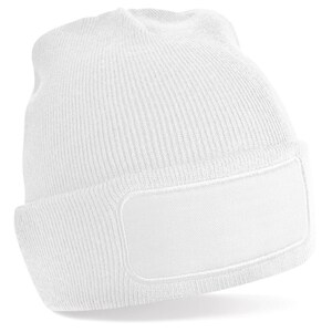 Puede incluir: Gorro de punto blanco con un parche rectangular blanco en la parte delantera.
