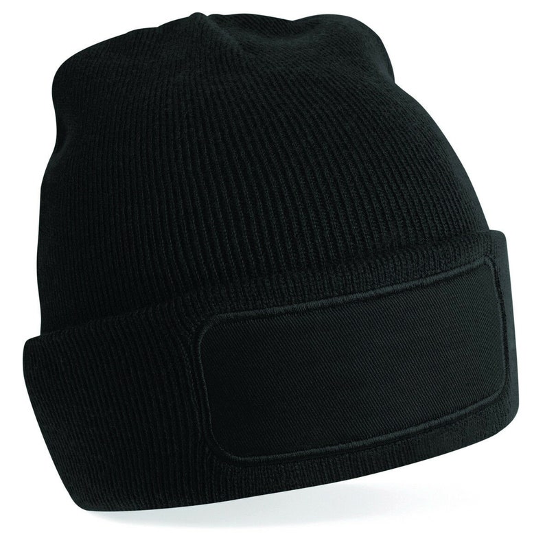 Puede incluir: Gorro de punto negro con un parche bordado negro en la parte delantera.