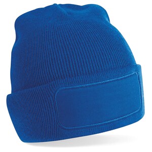 Puede incluir: Un gorro de punto azul real con un parche grande y en blanco en la parte delantera. El gorro est&aacute; hecho de un material suave y c&aacute;lido, perfecto para mantener la cabeza caliente en invierno.