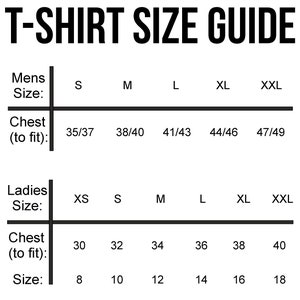 Op de afbeelding: T-shirt maattabel met metingen in inches voor mannen en vrouwen.  Herenmaten: S, M, L, XL, XXL.  Borst (om te passen): 35/37, 38/40, 41/43, 44/46, 47/49.  Damesmaten: XS, S, M, L, XL, XXL.  Borst (om te passen): 30, 32, 34, 36, 38, 40.  Maat: 8, 10, 12, 14, 16, 18.