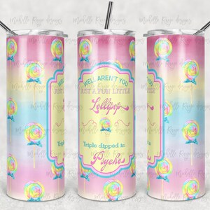 Puede incluir: Un vaso de acero inoxidable rosa y azul con un patrón de piruletas arcoíris y el texto "Well aren't you just a fun little lollipop Triple dipped in Psycho".
