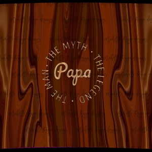 Op de afbeelding: Een bruine houten achtergrond met een gouden cirkel waarop "The Man, The Myth, The Legend - Papa" in een cirkelvormig ontwerp staat.