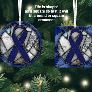 Puede incluir: Dos adornos navideños con una cinta azul en estilo vitral. Un adorno es redondo y el otro es cuadrado.