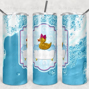 Puede incluir: Un vaso azul y blanco con un diseño de pato de goma en una bañera. El vaso tiene un borde blanco y una pajita. El diseño presenta un pato de goma amarillo con un lazo rosa, rodeado de burbujas azules y blancas.