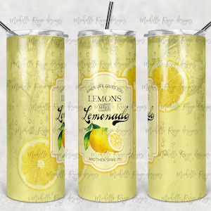 Puede incluir: Un vaso de acero inoxidable amarillo con un diseño de limón y el texto "Cuando la vida te da limones, haz limonada y luego ponle un toque!"
