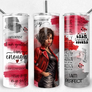 Könnte beinhalten: Ein weißer Becher mit einem roten und grauen Aquarelldesign. Der Becher zeigt eine Schwarzweißillustration einer Frau mit einer roten Jacke und einer schwarzen Hose. Der Becher hat inspirierenden Text in Schwarz und Rot, darunter "Ich bin würdig", "Ich bin geduldig", "Ich bin dankbar", "Ich bin genug", "Ich bin zuversichtlich", "Ich stehe für mich ein", "Heute wähle ich Freude", "Gott sagt, ich bin einzigartig", "Ich bin schön", "Ich bin stark", "Ich bin genug", "Ich bin besonders", "Ich bin liebenswert", "Ich bin kostbar", "Ich bin stark", "Ich bin auserwählt", "Ich bin vergeben", "Ich bin perfekt", und "Ich bin schön".