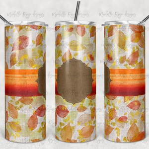 Può includere: Un bicchiere in acciaio inossidabile con un design a tema autunnale. Il bicchiere presenta un motivo di foglie autunnali nei toni dell'arancione, del rosso e del giallo su uno sfondo bianco. Un'etichetta marrone è al centro ed è inclusa una cannuccia.