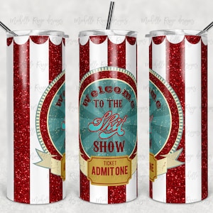 Puede incluir: Un vaso de rayas rojas y blancas con un diseño circular azul y blanco que dice "Bienvenido al Show de la Mierda" con un boleto que dice "Boleto Admitir Uno".