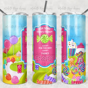 Puede incluir: Un vaso rosa y azul con temática de caramelos. El vaso tiene un fondo blanco con un camino verde y una variedad de caramelos coloridos. El texto en el vaso dice "Para algunos hay terapia, para el resto hay caramelos".