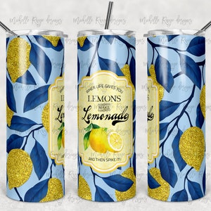 Puede incluir: Un vaso azul y dorado con un diseño de limón y el texto "Cuando la vida te da limones, haz limonada y luego ponle alcohol!"