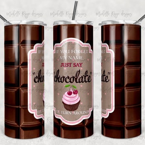 Puede incluir: Un vaso de acero inoxidable con un diseño de barra de chocolate y el texto "If you forget my name, just say chocolate, I'll turn around." El diseño incluye una magdalena con cerezas.