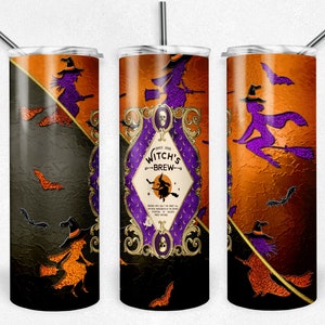 Puede incluir: Un vaso de acero inoxidable con temática de Halloween. El vaso presenta un diseño morado, dorado y negro con brujas volando en escobas y murciélagos. El texto "Witch's Brew" aparece en el vaso.