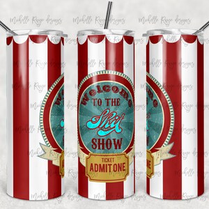 Puede incluir: Un vaso a rayas rojas y blancas con temática de circo. El vaso presenta el texto "Welcome to the Shit Show" en un estilo vintage, junto con un boleto que dice "Admit One". Incluye una pajita plateada.