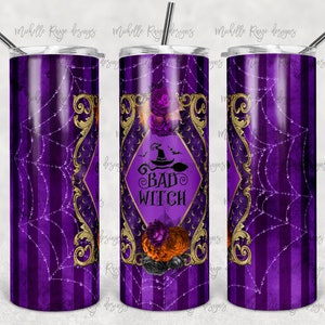 Puede incluir: Un vaso morado con temática de Halloween. El diseño presenta una telaraña, rayas verticales y un emblema central con las palabras "BAD WITCH", un sombrero de bruja y detalles florales. Incluye una pajita plateada.