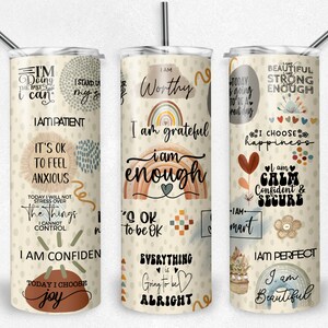 Könnte beinhalten: Drei Edelstahlbecher mit bunten Designs und positiven Affirmationen. Die Becher zeigen Sätze wie "Ich bin würdig", "Ich bin dankbar", "Ich bin genug", "Ich bin selbstbewusst", "Ich bin schön", "Ich bin ruhig", "Ich bin klug", "Ich bin perfekt", "Heute wähle ich Freude", "Heute wähle ich Glück", "Es ist okay, sich ängstlich zu fühlen", "Alles wird gut", "Ich gebe mein Bestes", "Ich stehe für mich ein", "Heute werde ich mich nicht über die Dinge stressen, die ich nicht kontrollieren kann".