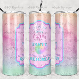 Puede incluir: Un vaso de color rosa y azul degradado con un gráfico de algodón de azúcar blanco y rosa. El vaso tiene una tapa blanca y una pajita. El texto en el vaso dice "La vida es como el algodón de azúcar, Sabroso pero luego desaparece rápidamente."
