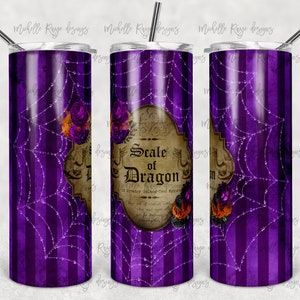 Puede incluir: Un vaso morado y negro con un diseño de telaraña y una etiqueta que dice "Scale of Dragon".