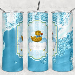 Puede incluir: Un vaso azul y blanco con un diseño de pato de goma en un baño de burbujas. El vaso tiene una pajita y una tapa.