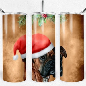 Könnte beinhalten: Ein Edelstahlbecher mit braunem Hintergrund und einer Aquarell-Illustration eines Boxers mit roter Weihnachtsmütze. Der Becher hat einen Strohhalm und einen Deckel.