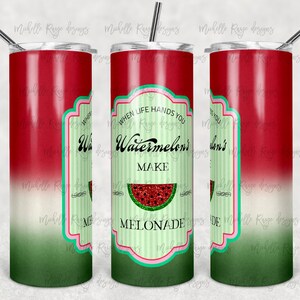 Puede incluir: Un vaso de acero inoxidable rojo, blanco y verde con un diseño de sandía y el texto "Cuando la vida te da sandías, haz limonada".