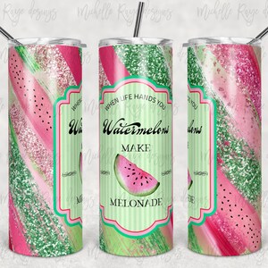 Puede incluir: Tres vasos de acero inoxidable con un diseño de sandía y purpurina. El vaso del centro tiene el texto "Cuando la vida te da sandías, haz limonada".