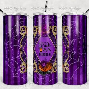 Puede incluir: Un vaso morado y dorado con un diseño de telaraña y el texto "Trick or Tequila".