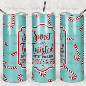 Puede incluir: Un vaso turquesa con un patrón de bastón de caramelo rojo y blanco. El vaso tiene una etiqueta blanca con el texto "Sweet but Twisted. Does that make me a Candy Cane?" en letras rojas y negras.