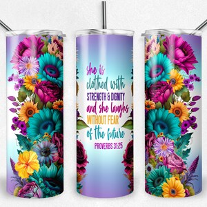 Könnte beinhalten: Ein Edelstahlbecher mit einem lila und blauen Farbverlauf. Der Becher zeigt ein Blumenmuster mit Sonnenblumen, Rosen und anderen Blumen in den Farben Rosa, Gelb, Blau und Grün. Der Text "she is clothed with STRENGTH & DIGNITY and she laughs WITHOUT FEAR of the future PROVERBS 31:25" ist auf dem Becher aufgedruckt.