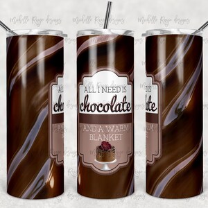 Puede incluir: Un vaso de acero inoxidable con un diseño de remolino marrón y blanco. El vaso tiene una cita que dice "Todo lo que necesito es chocolate y una manta caliente".