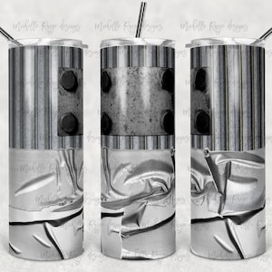Puede incluir: Un vaso de acero inoxidable con una pajita de metal. El diseño presenta un tema industrial gris con metal corrugado vertical, placas de metal y cinta adhesiva. El vaso tiene una tapa plateada y el texto "Michelle Raye designs".
