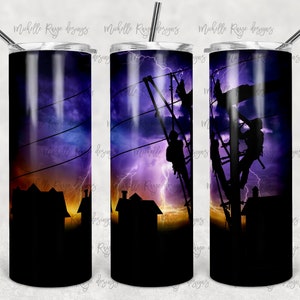 Könnte beinhalten: Drei Edelstahlbecher mit einem Design aus silhouettierten Figuren, die an Stromleitungen arbeiten, vor einem lila und orangefarbenen Sonnenuntergang mit Blitzen. Die Becher sind für die Sublimation geeignet.