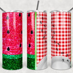 Puede incluir: Tres vasos de acero inoxidable con diferentes diseños. El primer vaso tiene un diseño de sandía de purpurina roja y verde. El segundo vaso tiene un patrón de cuadros rojos y blancos con hormigas y un plato de papel blanco. El tercer vaso tiene un patrón de cuadros rojos y blancos con hormigas y un plato de papel blanco.