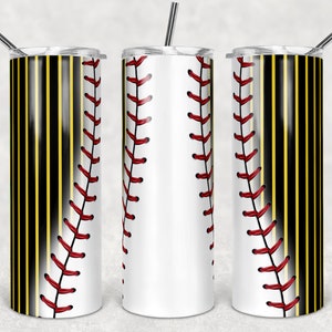 Puede incluir: Tres vasos de acero inoxidable con un diseño de puntada de béisbol. El vaso de la izquierda tiene rayas negras y amarillas, el vaso del medio es blanco y el vaso de la derecha tiene rayas negras y amarillas.