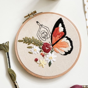 Vlinder vrouwelijke borduurset / Craft Kit voor volwassenen / Volledige DIY Kit / Zomer handborduurset / Needle Craft Kit / Wildflower Hoop Art