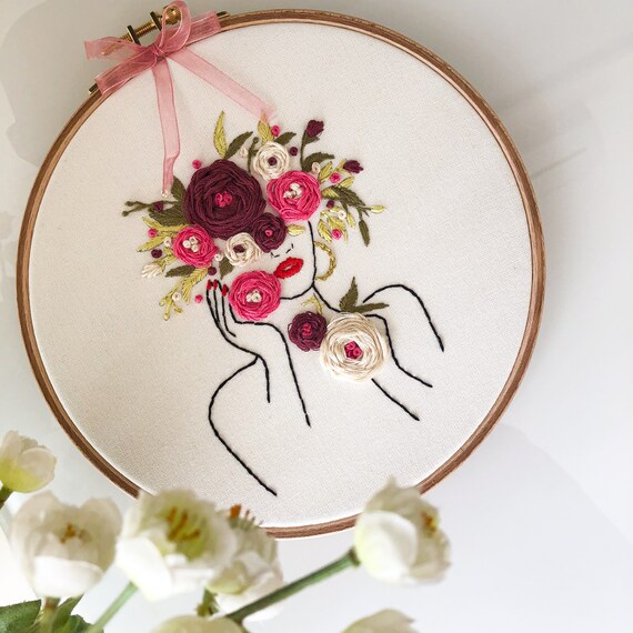 Nude Pregnant Lady Embroidery Kit / Body Positivity Hoop Art / Pregnancy  DIY Kit / Craft Kit / Floral Embroidery / Nursery / Gift for Mother 