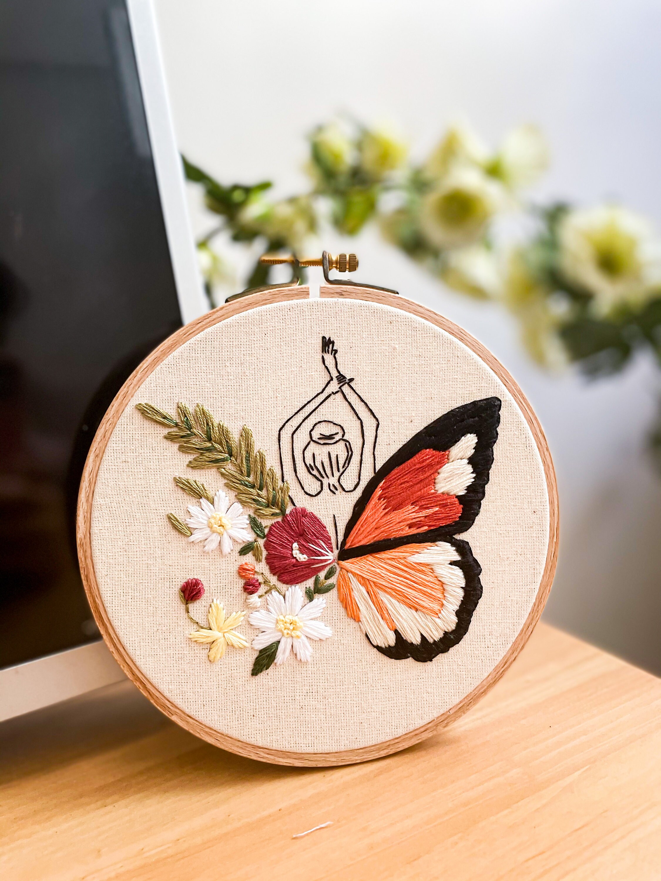 Kit De Broderie Papillon Et Fleurs Pour Débutants - Cadre 20 Cm, Tissu Imprimé Et Fil Inclus