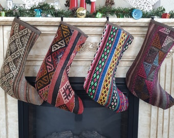 Kilim Kerstkous Set van 4, Turkse Rugkous, Grote kous, Kleurrijke familiekousset, Boho Holiday Stocking, Kerstdecor