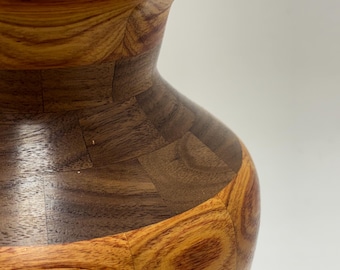 Grote open fruitschaal van kanariehout/padauk met segmenten