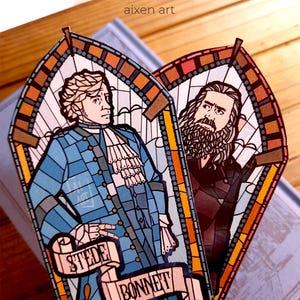 OFMD Buntglas-Lesezeichen (Edward Teach, Stede Bonnet) Buntglas-Illustration Unsere Flagge bedeutet Tod