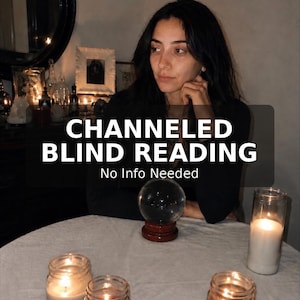 Könnte beinhalten: Eine klare Glaskristallkugel auf einem dunklen Holzsockel steht auf einem Tisch mit vier brennenden Kerzen in Gläsern. Der Text lautet 6,000+ FIVE STAR REVIEWS, CHANNELED BLIND READING und No Info Needed. Die Szene ist warm beleuchtet.
