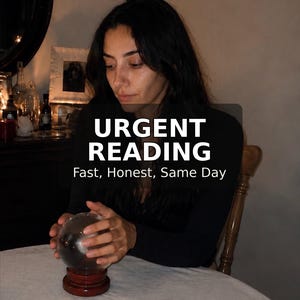 以下が含まれることがあります： 暗い木製の台座に乗った透明なガラスの水晶玉。テキスト「URGENT READING Fast, Honest, Same Day」および「6,000+ FIVE STAR REVIEWS」が表示されています。このオブジェクトは明るい色の表面に置かれ、手前には小さなキャンドルがあります。