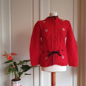Incredible beautiful vintage handknit italian cardigan with embroidery and flowerbuttons