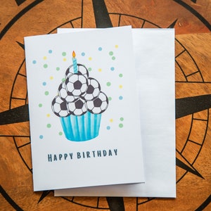 Fußball Geburtstagskarte Klappkarte Grußkarte Geschenkkarte Fußballspieler Geburtstagsgrüße vom Fußballplatz Fußballgeschenk Muffin Kerze