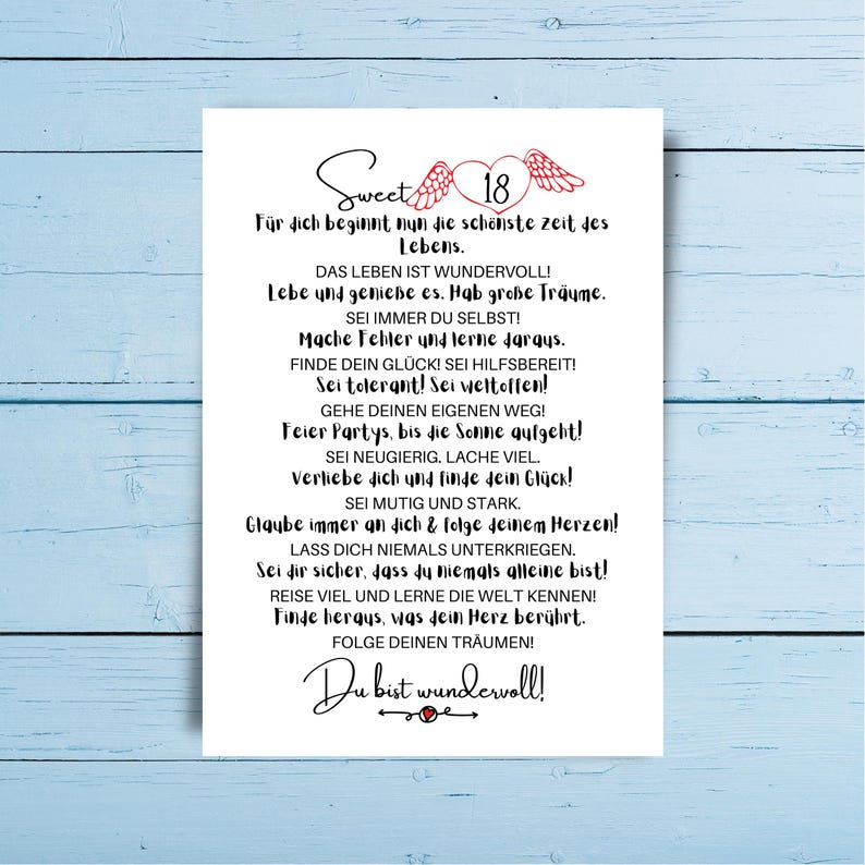Puede incluir: Tarjeta blanca con escritura negra y la palabra "Sweet" encima del n&uacute;mero "18" con acentos de coraz&oacute;n y alas. La tarjeta contiene texto inspirador en alem&aacute;n, adecuado para un cumplea&ntilde;os o una celebraci&oacute;n importante.