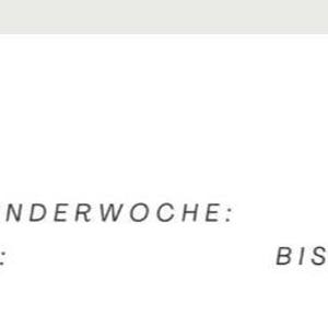 Puede incluir: Una hoja de papel blanca con el texto en alem&aacute;n "KALENDERWOCHE: VOM: BIS:" impreso en negro. El texto est&aacute; en una fuente sans-serif simple. El papel est&aacute; sobre un fondo gris claro.
