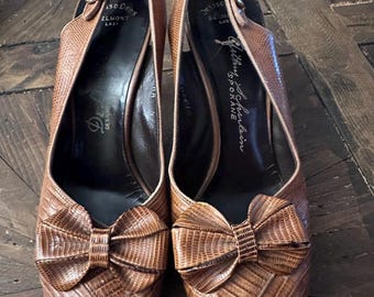 Escarpins à bride arrière en cuir d'alligator gaufré des années 1950